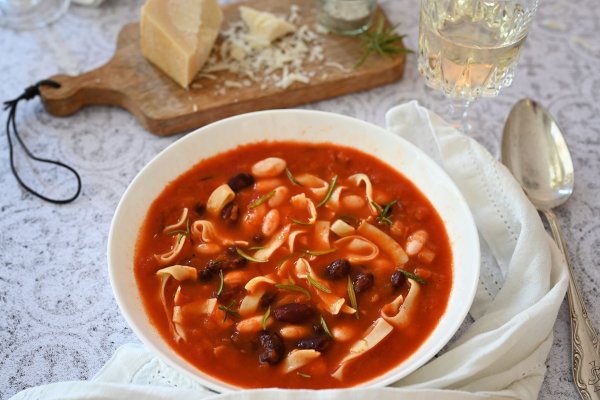 Mediterran deftig und sättigend durch Pancetta, Bohnen und Nudeln, wärmt diese Tomatensuppe an kalten Wintertagen. - © Julia Uehren/loeffelgenuss.de/dpa-tmn