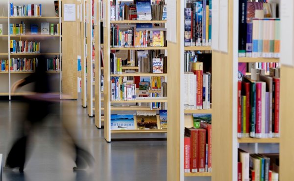 Auch am Wochenende kann man in vielen Bibliotheken Bücher und andere Medien ausleihen. (Symbolbild) - © Sebastian Willnow/dpa-Zentralbild/dpa