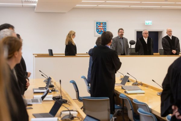 Das Landgericht verhängte zweimal lebenslang und sprach einen Angeklagten frei. (Archivbild) - © Michael Reichel/dpa