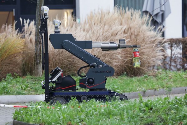 Unbekannte haben in Düsseldorf einen Spreng- und Brandsatz an einem Wohnhaus deponiert. - © David Young/dpa