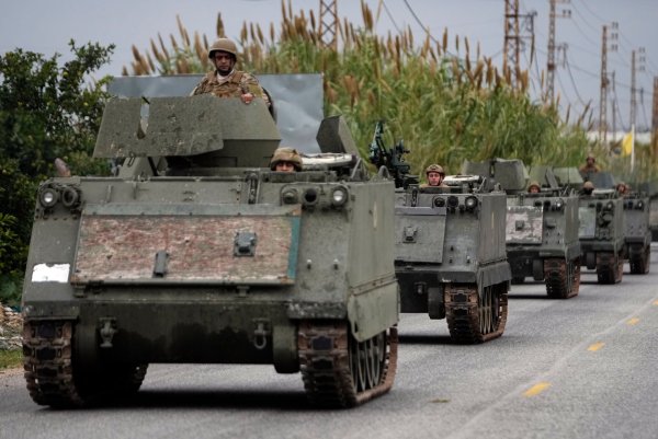 Libanesische Soldaten fahren in einem Konvoi im Südlibanon. (Archivbild) - © Hussein Malla/AP/dpa