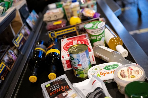 Beim Lebensmittel-Einkauf merken Verbraucher steigende Preise ganz konkret. (Archivbild) - © Sven Hoppe/dpa