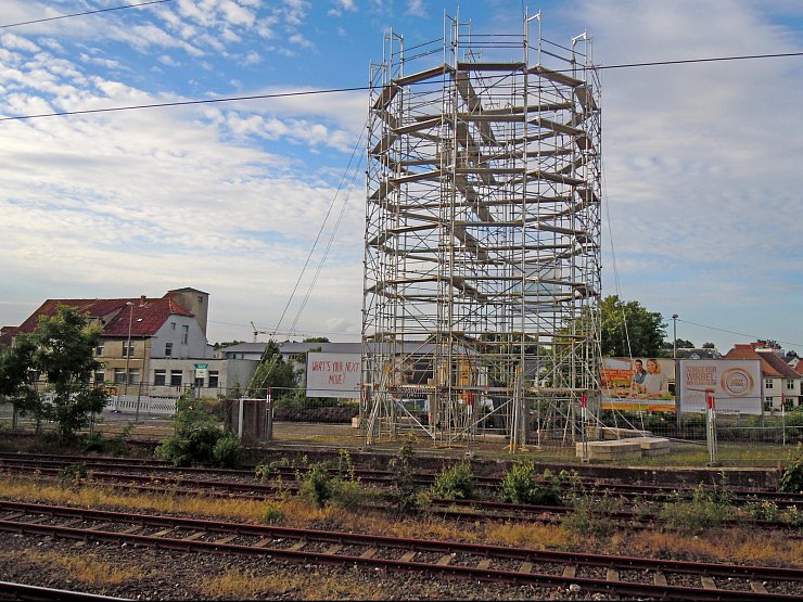 Große Konstruktion: Der Gerüstturm, der auf dem Bahndamm empor ragt, simuliert die Höhe des geplanten Wärmespeicherturms. - © Dominik Tegeler