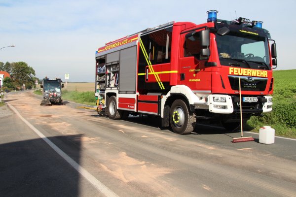 Die Feuerwehr und der Bauhof waren auf der Heidenschen Straße im Einsatz, um die Straße von ausgelaufenem Hydrauliköl zu befreien. - © Nadine Uphoff