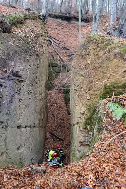 Eine Person verletzte sich bei einem Absturz am Jakobsberg in Porta Westfalica schwer. - © Feuerwer Porta/Michael Horst