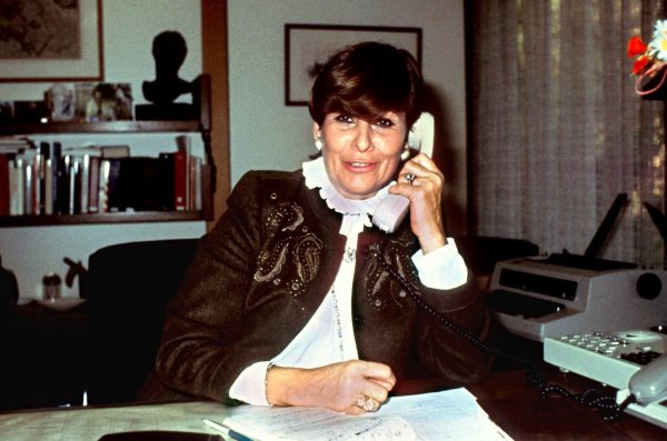 Die langjährige Mitarbeiterin von Altbundeskanzler Kohl, Juliane Weber, in ihrem Bonner Arbeitszimmer. - © Heinrich Sanden/dpa/Archivbild