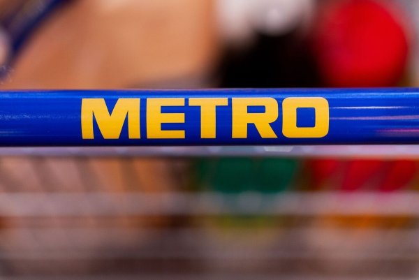 Das Logo der Metro ist auf einem Einkaufswagen zu sehen. - © Rolf Vennenbernd/dpa
