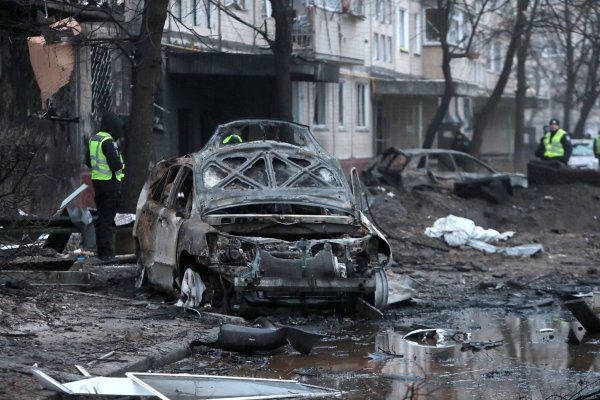 Ein durch herabfallende Raketentrümmer zerstörtes Auto in Kiew. - © ---/Ukrinform/dpa