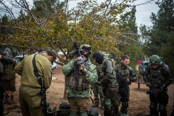 Israelische Soldaten begeben sich zu einem Sammelpunkt nahe der Grenze zum Gazastreifen. - © Ilia Yefimovich/dpa
