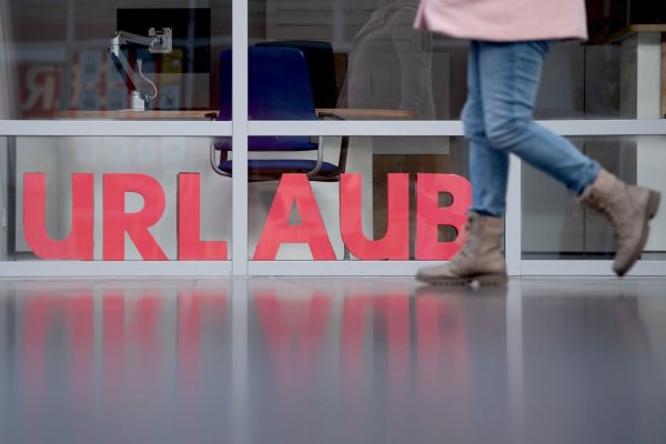 Eine Reiserücktrittsversicherung kann bei einer kurzfristigen Urlaubsstornierung finanzielle Verluste abmildern. - © Sebastian Kahnert/dpa-Zentralbild/dpa-tmn