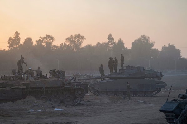 Soldaten der israelischen Armee begeben sich nahe der Grenze zum Gazastreifen in Stellung. - © Ohad Zwigenberg/AP/dpa