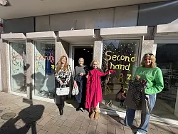 Einen Secondhand-Verkauf bietet der Soroptimist Club Detmold dieses Jahr zum ersten Mal in Blomberg an. Maren Brettmeier, Kerstin Fischer, Beatrix Boekstegers und Sonja Jahn (von links) haben die hochwertige Markenmode sortiert und eingeräumt. - © Silke Buhrmester