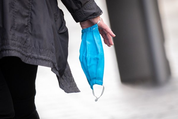 Das Tragen einer Mund-Nasen-Maske ist vielerorts verpflichtend - © Foto: Mohssen Assanimoghaddam/dpa/dpa-tmn