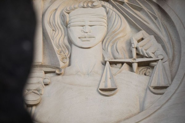Blick auf ein Relief der Justitia. - © Rolf Vennenbernd/dpa/Symbolbild