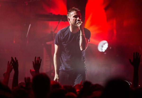 Der britische Musiker Damon Albarn in der Max-Schmeling-Halle. Die britische Rockband Blur kehrt nach mehreren Jahren im kommenden Sommer auf die große Bühne zurück. - © Christophe Gateau/dpa