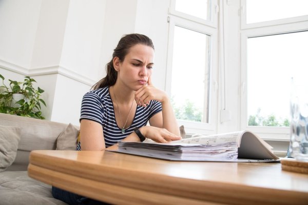 Reicht das Geld nicht für alle Rechnungen? Dann sollten Sie unbedingt priorisieren. - © Christin Klose/dpa-tmn