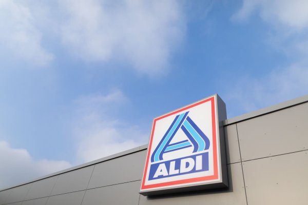 Blick auf ein Firmen-Logo an einem Aldi Markt. - © Rolf Vennenbernd/dpa/Archivbild