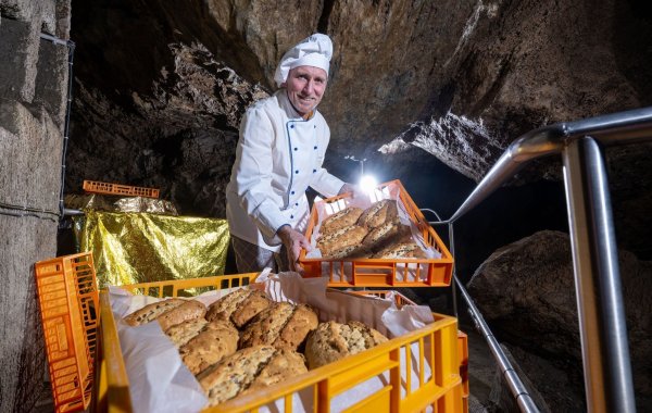 Sechzehn Meter unter der Erde lagert Bäckermeister Volker Wunderlich seine Weihnachtsstollen in der Drachenhöhle Syrau im Vogtland ein. Das Klima ist optimal, macht den Stollen lange haltbar. - © Hendrik Schmidt/dpa
