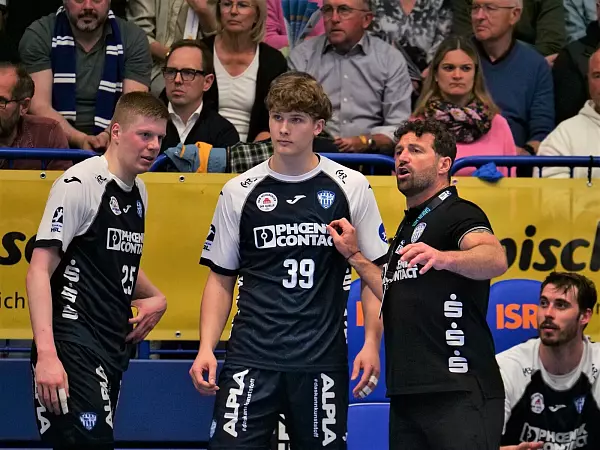 Letzte Instruktionen vor seinem Bundesligadebüt: Florian Kehrmann schickt in der 52. Minute den 17-jährigen Moritz Sundermann aufs Feld. - © Jörg Hagemann