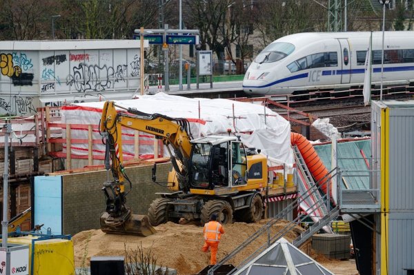 Baumaschinen arbeiten auf der Rhein-Ruhr-Express Baustelle am Bahnhof in Leverkusen. - © Henning Kaiser/dpa/Archivbild