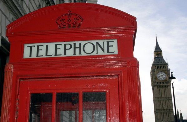 Eine rote Telefonzelle und der Big Ben - zwei Klassiker in einem Bild. - © Frank May/dpa