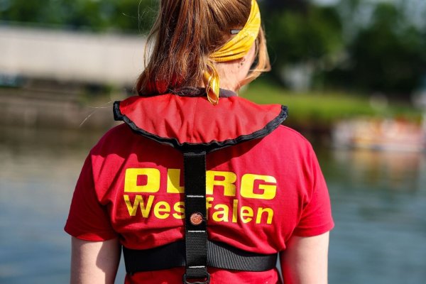 Eine Mitarbeiterin der DLRG steht am Ufer eines Flusses bei der Katastrophenschutzübung 2024 DLRG NRW. - © Christoph Reichwein/dpa