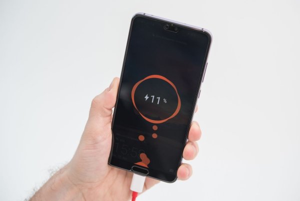 Um die Lebensdauer zu verlängern, empfiehlt es sich, den Akku im optimalen Ladebereich zwischen 20 und 80 Prozent zu halten. - © Robert Günther/dpa-tmn/dpa