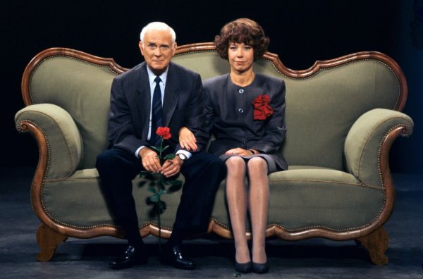 Loriot, mit bürgerlichem Namen Bernhard Victor von Bülow, mit Evelyn Hamann auf dem berühmten Sofa (1989). - © picture alliance/dpa/SWR/dpa