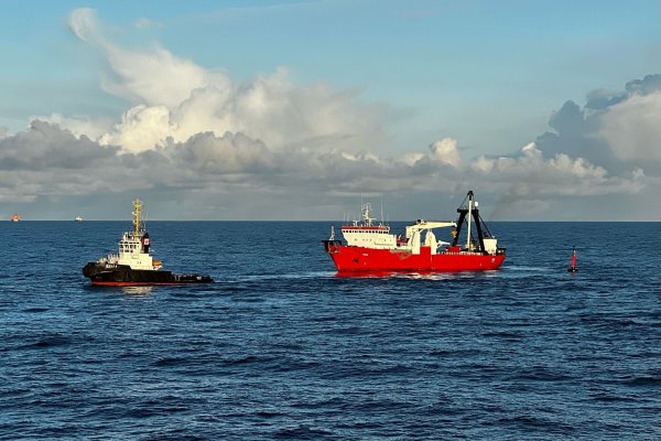 Der Schlepper «Wulf9» und das Taucherschiff «Vina» sind im Wrackgebiet der gesunkenen «Verity» südwestlich von Helgoland unterwegs. - © -/Wasserstraßen- und Schifffahrtsverwaltung des Bundes (WSV)/dpa
