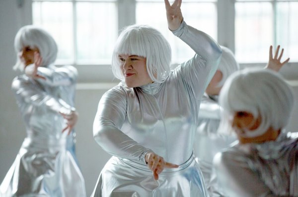 Kriminalkommissarin Alexandra Luschke (Gisa Flake, M) probt mit ihrer Tanzgruppe (Jazzy Diamonds Cottbus) für den Auftritt beim Cottbusser Karnevalsumzug. - © Volker Roloff/rbb/dpa