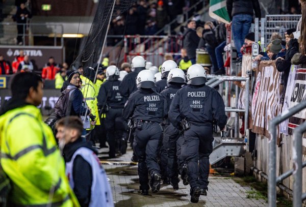 Einsatzkräfte der Polizei mussten beim Spiel auf St. Pauli in den Hannoveraner Fanblock. - © Axel Heimken/dpa