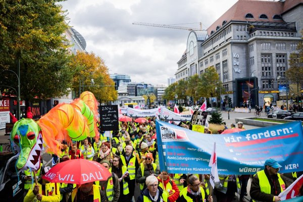 Der Zug einer Demonstration zum Streik im Einzelhandel zieht am KaDeWe in Berlin vorbei. - © Christoph Soeder/dpa