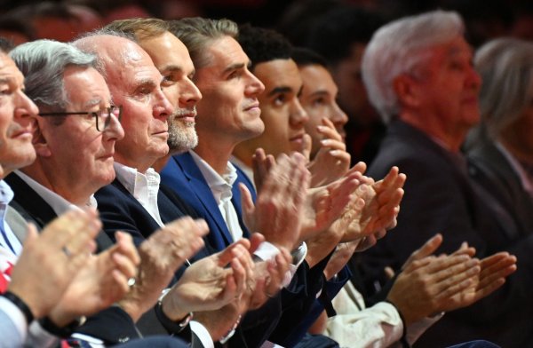 Bayerns Ehrenpräsident Uli Hoeneß (3.v.l), Trainer Thomas Tuchel (4.v.l) und Sportdirektor Christoph Freund (5.v.l) verfolgen die Jahreshauptversammlung. - © Angelika Warmuth/dpa