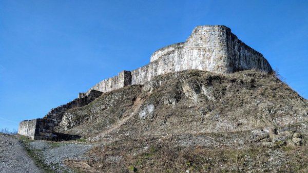 Die Falkenburg steht seit dem Ende der Ausgrabungen 2018 für Besucher offen. Gelegentlich gibt es Themenführungen.  - © Yvonne Glandien