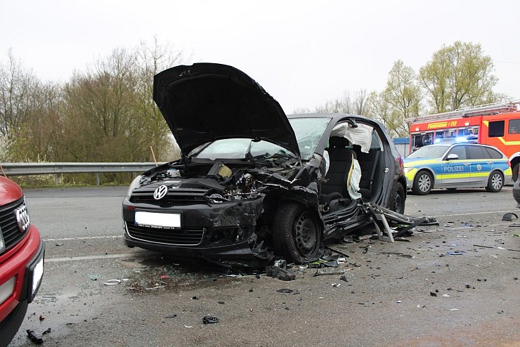 Nur noch Schrott: Die verunfallten Wagen auf der Ostwestfalenstraße sind ein Fall für den Abschlepper. Bei dem Unfall am Donnerstagabend wurden
drei Menschen zum Teil schwer verletzt. - © Daniel Hobein