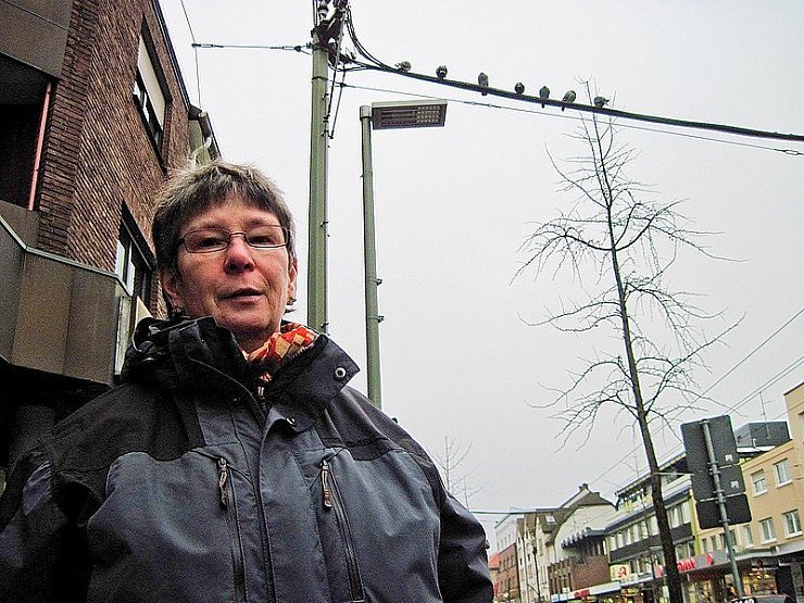 Angelika Dumalski achtet auf die Tauben in der Hauptstraße – aber selbst sie kann das Tier mit den zusammengebundenen Beinen auf der Abspannleitung nicht von Weitem identifizieren. - © FOTO: DENNIS ROTHER