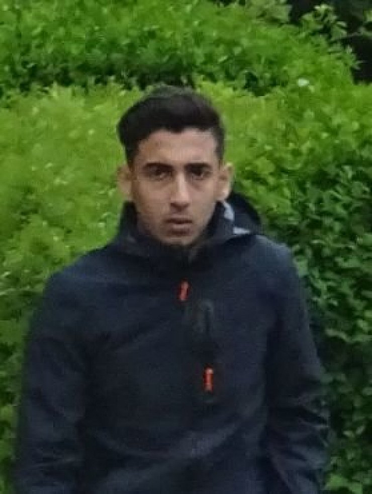 Die Polizei sucht nach diesem Mann. Er soll an einem versuchten Einbruch in Oerlinghausen beteiligt gewesen sein. - © Polizei