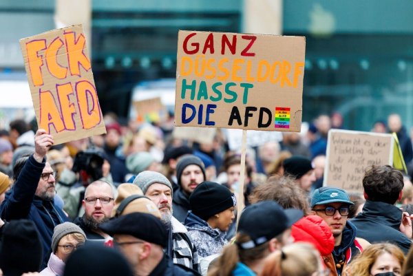 Am Samstag protestierten Tausende in der NRW-Landeshauptstadt gegen die AfD. - © Christoph Reichwein/dpa