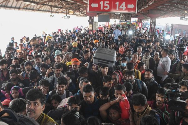 Auf dem Bahnhof von Neu-Delhi herrschte dichtes Gedränge, als es zu der Massenpanik gekommen war. - © UNI/Handout/Xinhua/dpa
