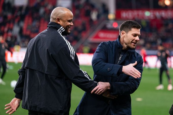 Leverkusen-Coach Alonso will seinem Kollegen Vincent Kompany noch nicht zum Titel gratulieren. - © Marius Becker/dpa