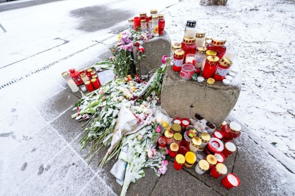 Kerzen und Blumen in der Nähe des Tatorts. - © Pia Bayer/dpa
