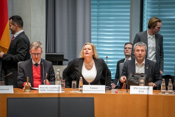 Die Mitglieder des Innenausschusses im Bundestag wollen sich diese Woche zu einer Sondersitzung treffen, in der es um den Anschlag in München gehen soll (Archivbild). - © Kay Nietfeld/dpa