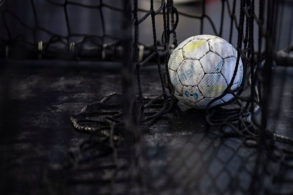 5300 Zuschauer sehen das Derby Krefeld gegen Korschenbroich. - © Tom Weller/dpa