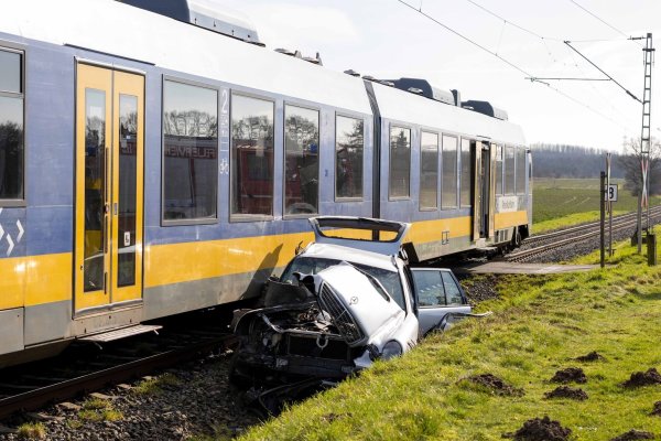 Ein Zug und ein Auto stoßen an einem Bahnübergang in Moers-Repelen zusammen. Der Fahrer wird schwer verletzt, die Strecke vorübergehend gesperrt. - © Justin Brosch/dpa
