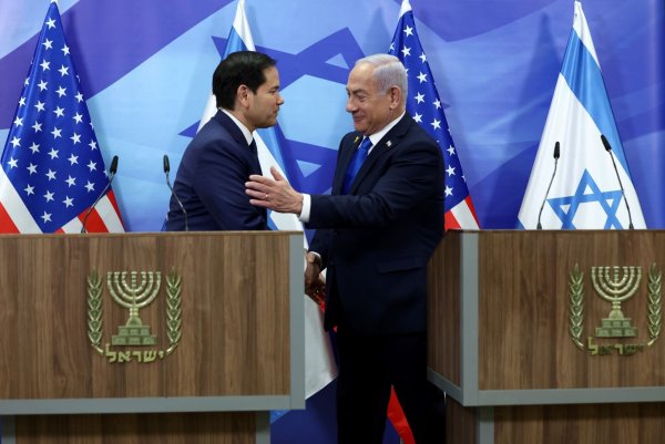 Freundliche Gesten beim Treffen Rubios und Netanjahus. - © Evelyn Hockstein/Pool Reuters/AP/dpa
