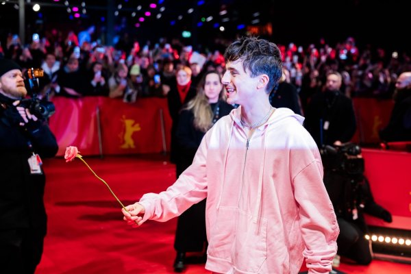 Chalamet kam am Valentinstag - und bekam ein passendes Geschenk. - © Christoph Soeder/dpa