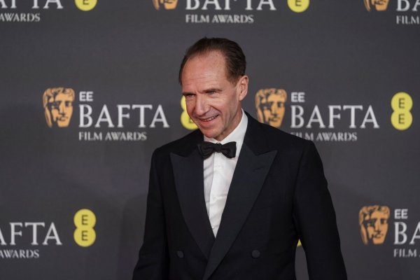 Das Drama «Konklave» erhielt vier Preise. Hauptdarsteller Ralph Fiennes ging allerdings leer aus. - © Joel C Ryan/Invision/AP/dpa