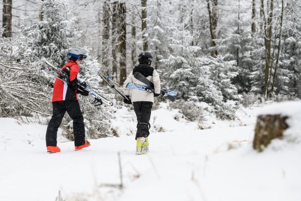 Manche nutzen das Wetter für Wintersport. - © Swen Pförtner/dpa