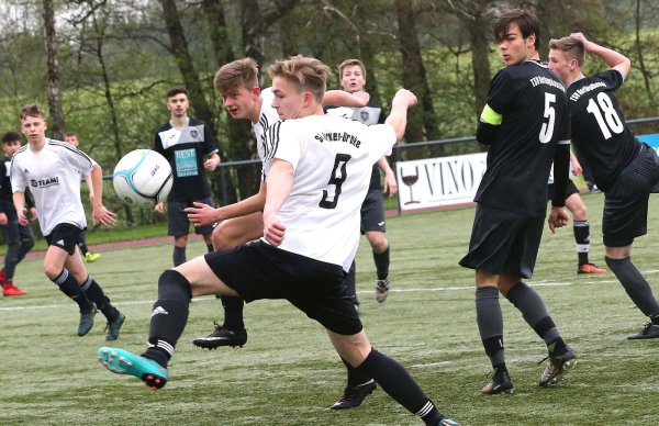 Abgezogen: Marlon Höfer (helles Trikot, im Hintergrund) schießt an seinem Jerxer Mannschaftskameraden Julian Drews vorbei aufs Oerlinghausener. TSV-Kapitän Moritz Wernicke und Leon Schrenke (rechts) schauen zu. Im B-Junioren-Lipperderby siegte Jerxen-O. 1:0. - © Paul Cohen