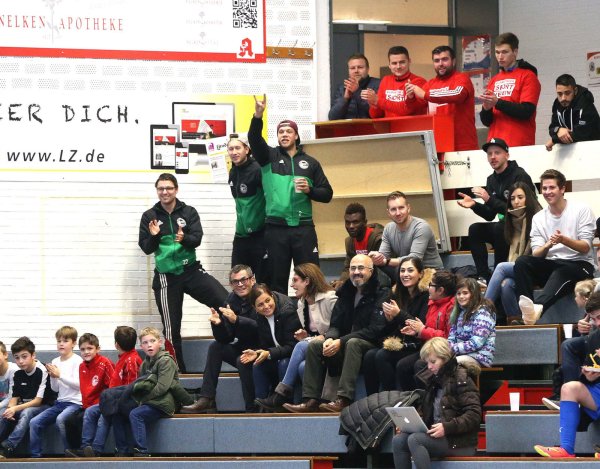 Emotionen: Gute Laune herrscht bei der LZ-Cup-Vorrunde auf der Tribüne in Blomberg, wo erstmals eine Vorrunde des renommierten Wettbewerbs ausgetragen worden ist.  - © Paul Cohen